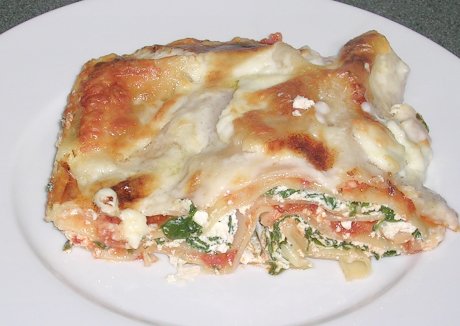 Vegetarische Lasagne mit Tomaten und Spinat