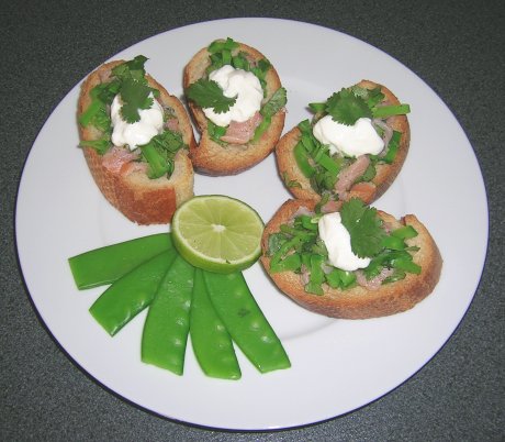 Zuckerschoten-Lachs-Tartar-Crostini