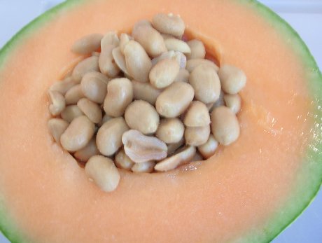 Honigmelone mit Erdnüssen als 'Kerne'