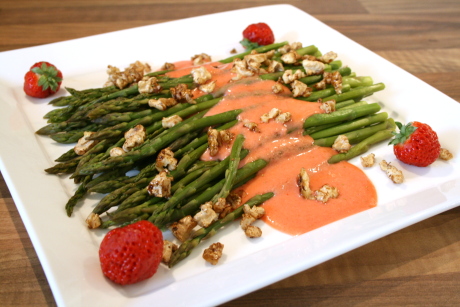 Spargel mit Erdbeeren und Walnüssen