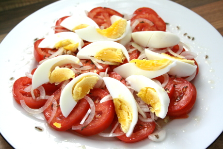 Tomatensalat mit Eiern